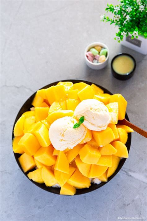 Mango Bingsu (Mango Shaved Ice) .
